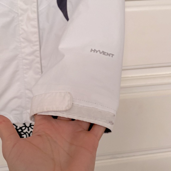 HyVent North Face Women’s rain Jacket - Picture 5 of 9